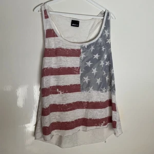 Linne - Luftigt linne med USA tryck från Gina Tricot. Bra skick, hör av dig vid funderingar.