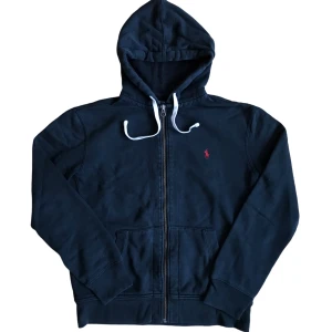 Ralph Lauren Zip-up Hoodie - Svart huvtröja från Ralph Lauren. Bra skick i storlek M. Ställ gärna frågor!😊