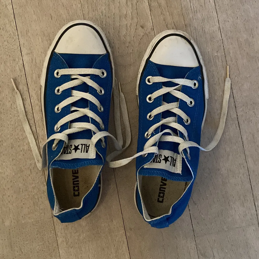 Ett par äkta låga Converse skor i blått!💙💖💙💖 Har inte använts jättemycket, men som ni ser på tredje bilden så är det lite smuts💞 . Skor.