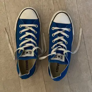 Ett par äkta låga Converse skor i blått!💙💖💙💖 Har inte använts jättemycket, men som ni ser på tredje bilden så är det lite smuts💞 