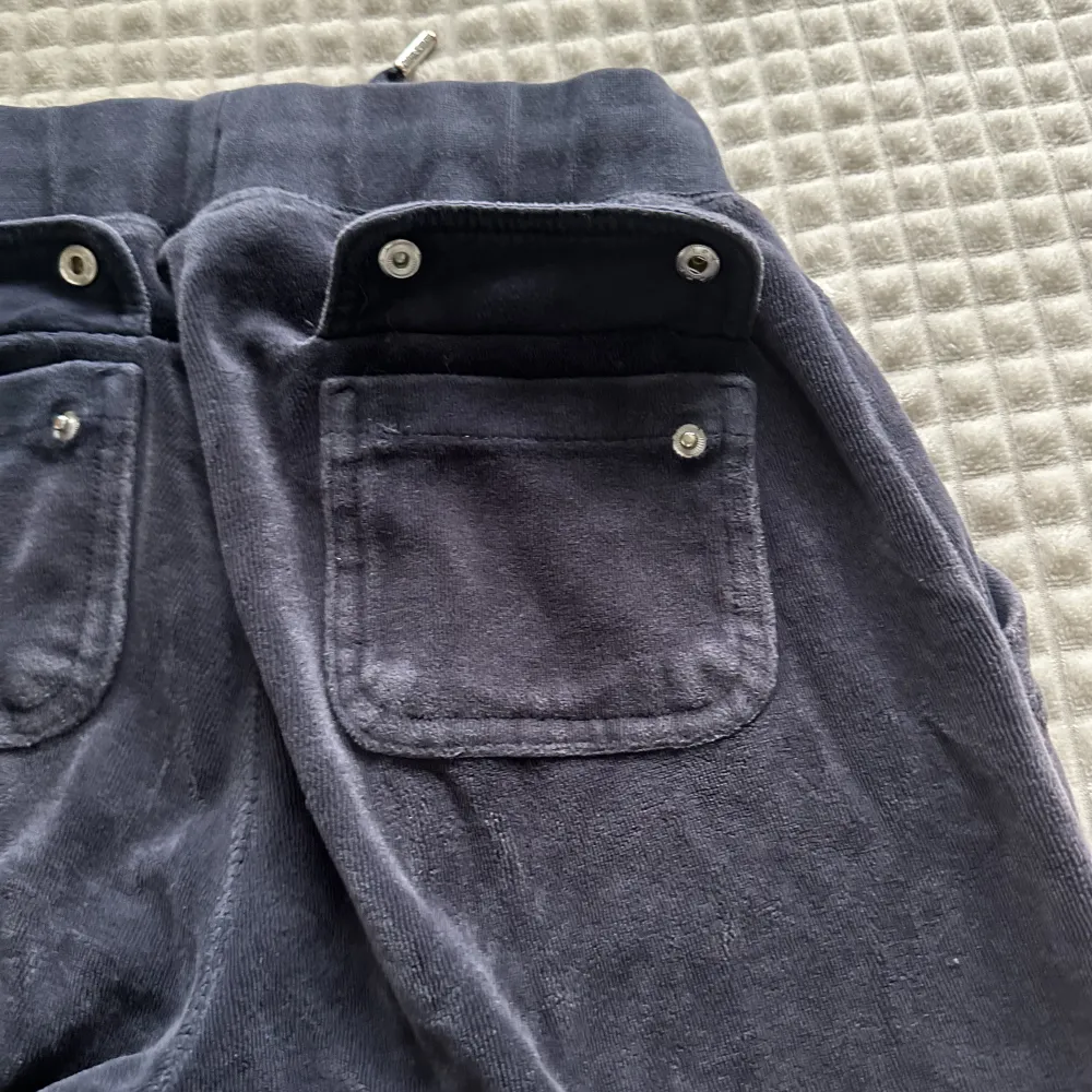 Väl använda juicy byxor i handduks material. Bra skick men den ändå skadan är att fickan på högra sidan saknar en knapp!. Jeans & Byxor.