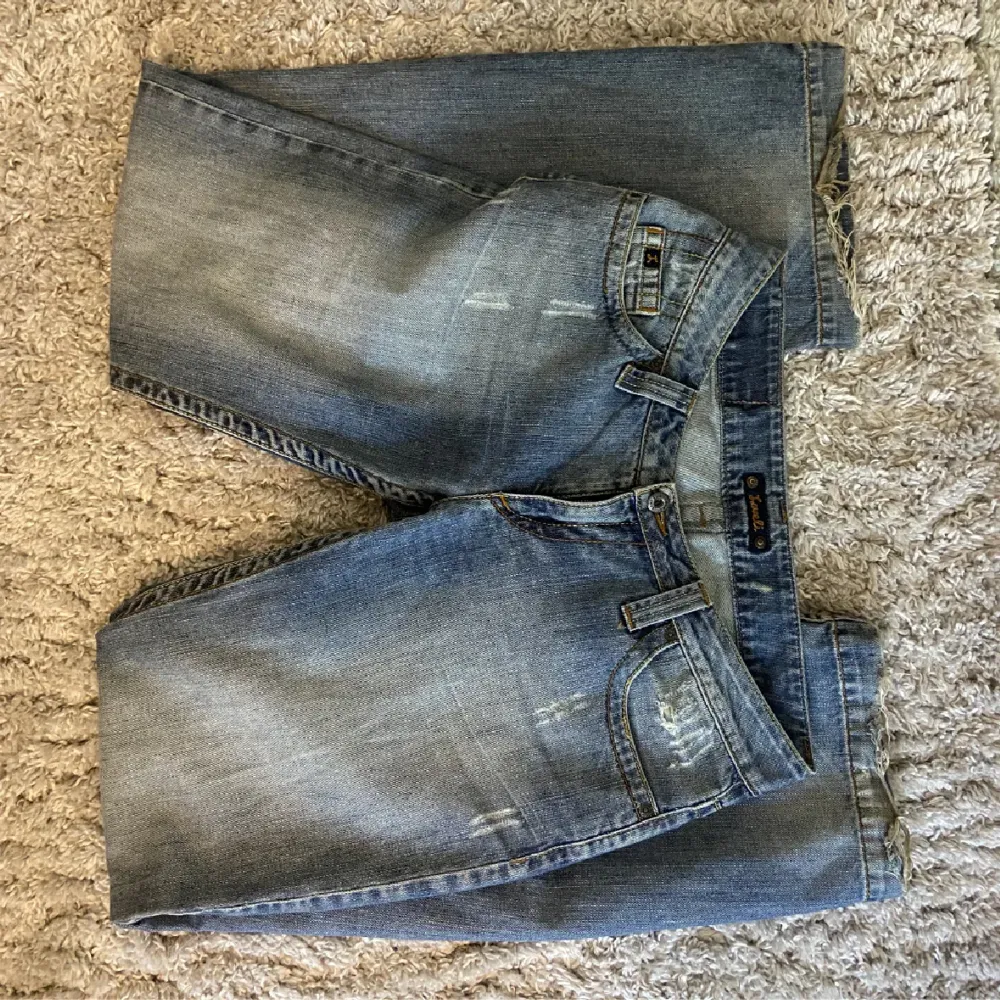 Så snygga lågmidajde jeans som tyvärr är för stora för mig. Köpa på plick (lånade bilder från förra ägaren). Innerbenslängd 83 cm, midjemått tvärsöver 40cm. Skulle säga att de passar någon i längden 165-175. ❤️ kanske kan gå ner i pris vid snabb affär!. Jeans & Byxor.