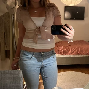 Ljusrosa bolero💘 - Jättesöt och fin ljusrosa bolero/kofta med knytning och spets!🙏🏼💓(står ej varken vart den kommer ifrån eller storlek, men skulle tippa på s/m)