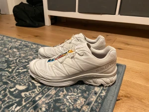 Salomon XT-6 - Säljer mina Salomon då de köptes för ett år sedan men har inte kommit till användning. Väldigt bra skick. Inga defekter.