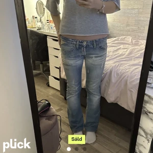 lågmidjade jeans - säljer dessa lågmidjade jeans jag köpa på plick, aldrig använda och säljer då jag behöver pengar, super fina med as nice detaljer ❤️passar folk upp från 160-167 , midjemått  36 innerbenslängd 75