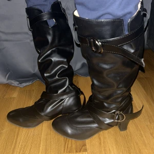 Långa klackskor - Svarta fånga klackskor som ej kommer till användning men är super fina