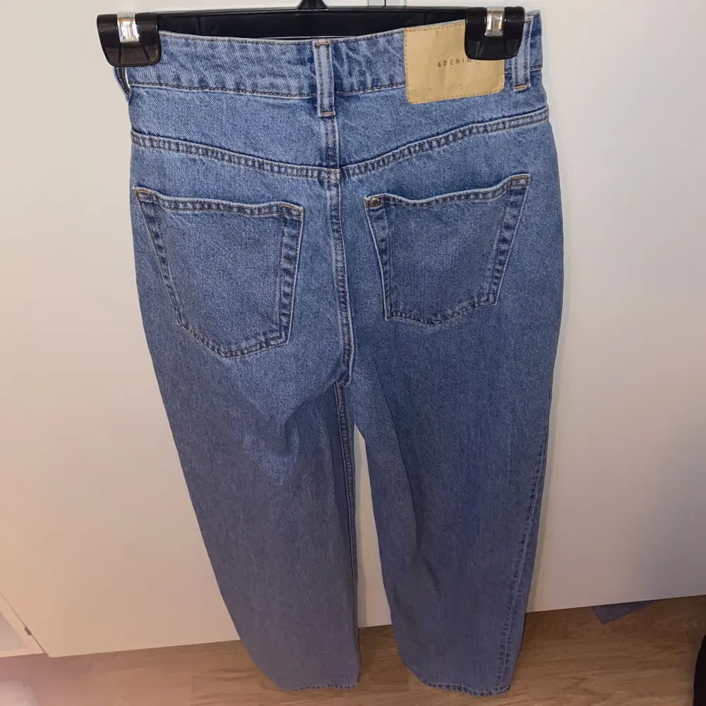 Jeans från H&M i modellen 90’s baggy jeans ultra high waist. Använda och tvättade en gång så de är så gott som nya. . Jeans & Byxor.