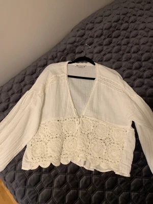 Vit från Zara - Supersöt blus från Zara.