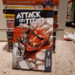 ATTACK ON TITAN  - Engelska utgåvan av Attack on Titan böckerna 1-3. Bäckerna har inga sador och är som nya. 60 kr per bok. Böcker kan köpas separat. 