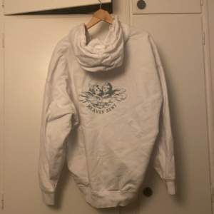 Snygg vit zip up hoodie med änglar i storlek L