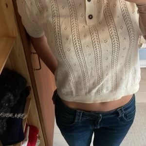 Spets topp - Jättefin topp med fina detaljer💗den kommer inte längre till användning men är i mycket bra skick. Storleken tycker jag passar bra på en S då jag brukar ha det!