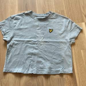 En ljusblå lyle & scott tröja i stl xs. Aldrig använd. Lite croppad. 100% ekologiskt bomull