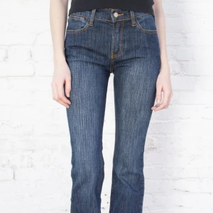 Brandy Melville jeans  - Lågmidjade jeans från Brandy Melville, modell Melody 90’s. Använda fåtal gånger, nyskick! One size, men passar xs-s. första två bilderna är från hemsidan. sista bilden är de på mig ✨