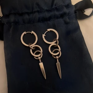 Maria Nilsdotter örhängen - Säljer dessa silvriga marianilsdotter örhängena. Nypris 2795st. 5590 för båda. Mitt pris 1000kr st. Hör av er för frågor.