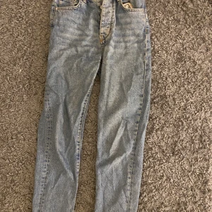 Mom jeans bikbok XS - Fint skick inte mkt använda. 