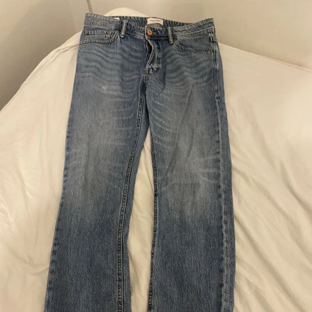 Säljer ett par jeans som är riktigt snygga. Dem är ett par ”comfort/Mike”. Dem är i ett 7/10 skick.. Jeans & Byxor.