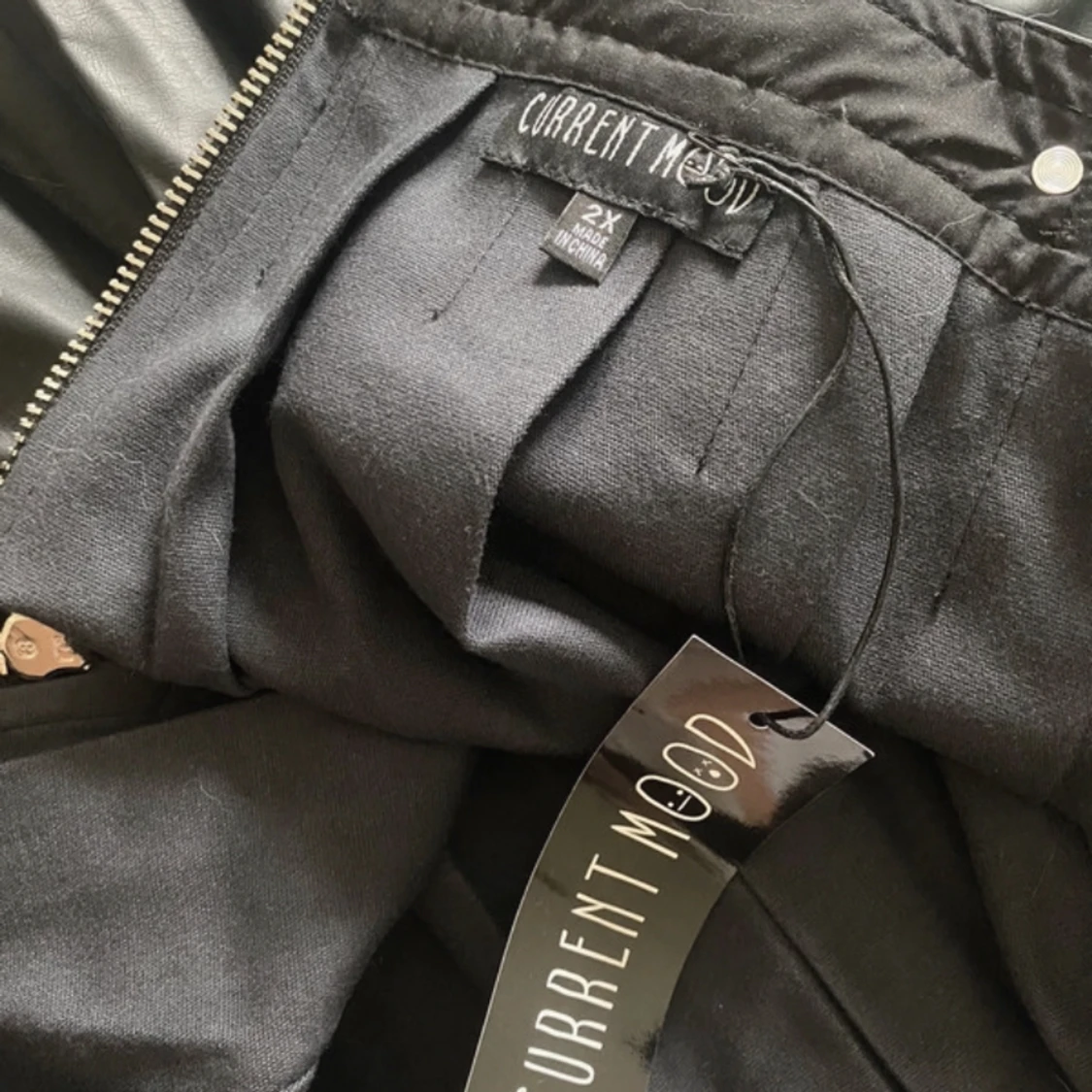 Plisserad kjol i skinnimitation med silverdetaljer - 91