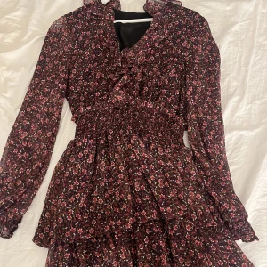 Klänning - Superfin från zara, väldigt bra skick köparen står för frakten 🩷🩷