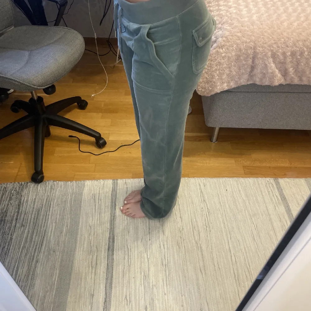 Säljer mina älskade gröna mjukisbyxor💗 de har tyvärr blivit för korta för mig 💗. Jeans & Byxor.