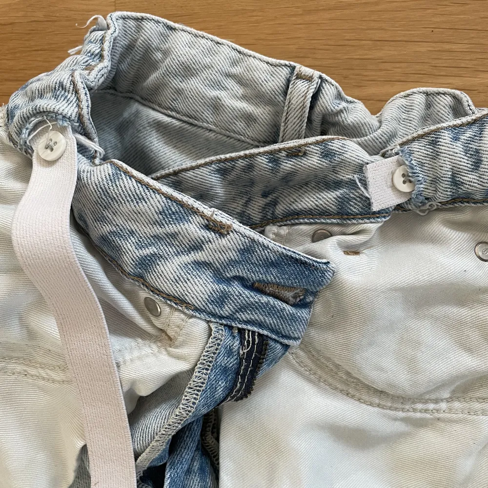 Stentvättade vida jeans som jag inte längre använder är till försäljning💕Storlek s/xs men jag har själv sytt in de i midjan med hjälp av band och knappar, därav sänkt pris. Annars inga defekter! Skriv för info/bilder💕. Jeans & Byxor.