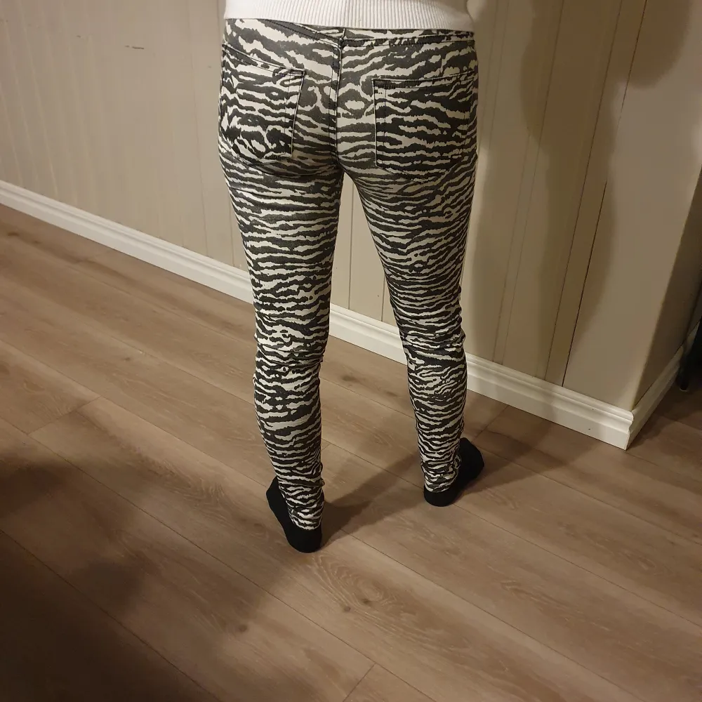 Zebra randiga byxor från Mango 75 kr. Strl 34. Jeans & Byxor.