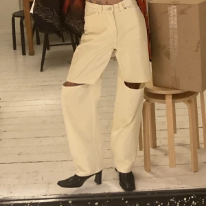 Weekday Brae jeans  - Coola beiga jeans från Weekday med ”hål” vid knäna. Modellen är rak och heter Brae Worker. Skulle säga att de motsvarar en 26” även om det står 25”. Obetydligt använda så väldigt bra skick! Jag är 167 på bild som referens.