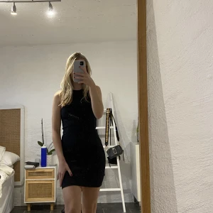 Klänning - Svart, ribbad klänning! Säljer pga av att jag inte använder plagget längre. Storlek: S. Skick: Mycket bra och knappt använd.