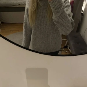 Stickad tröja - Stickad tröja från h&m som enbart använts någon gång!💓💓säljer då den inte används längre