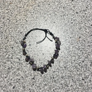 Armband för kristal-pepole!? - Det är smaragd-sten och ametister på armbandet!!🤩🫶🏼