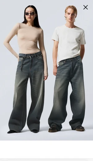 Weekday astro jeans  - Är i mycket gott skick! Har använt 2 ggr och tyckte det inte riktigt var min stil och därför säljer jag dom! Färgen heter marsh blue och strl W25L32