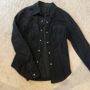 Levis shorta! - Jättecool jeansshorta från Levis! Använd ungefär en gång❤️ Går att användas som en jeans jacka också🥰🥰