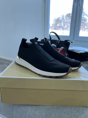 Skor - Helt nya skor. Storlek 39