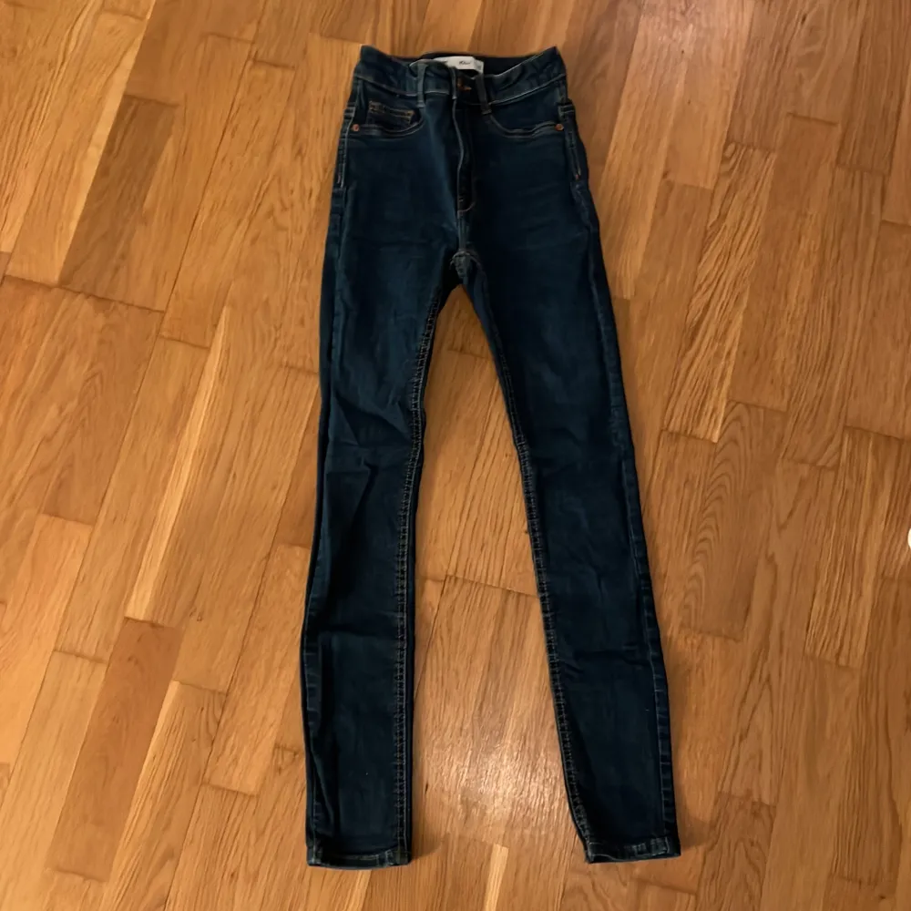 Säljer nu mina Molly jeans från Gina Tricot då dem inte använts på ett bra tag!💕 Vill ni ha fler bilder eller mått så går de självklart att lösa!💕. Jeans & Byxor.
