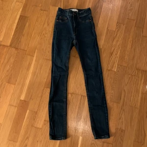 Molly jeans från Gina Tricot  - Säljer nu mina Molly jeans från Gina Tricot då dem inte använts på ett bra tag!💕 Vill ni ha fler bilder eller mått så går de självklart att lösa!💕