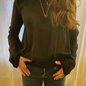 blus - En genomskinlig as snygg blus. Har en rosett i ryggen längst ner. 