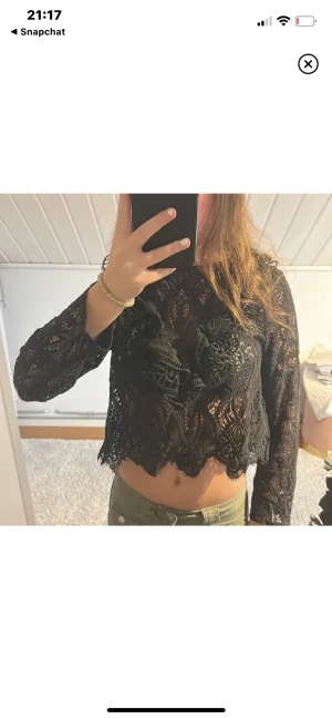 Blus  - Säljer denna fina blus från zara. Tryck på köp nu för att köpa💗