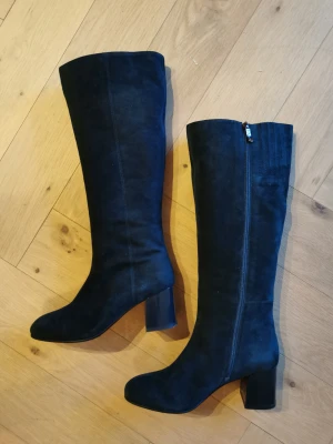 höst stövlar i mocka - Underbara mörkgröna/blå stövlar i mocka, klack 7sm, fint skick (använd en gång) storlek, 36 (Eur) 6 (US), nytt pris 1299sek