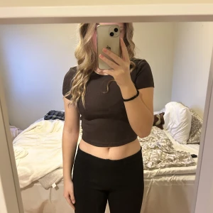 Brun ribbad t-shirt - Ribbad tshirt från hm. Bra basic plagg