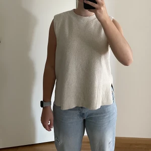 Stickad slipover/väst - En beige stickad-slipover/väst! Så mysig på hösten med en långärmad under!🤎från veromoda i storlek M😊