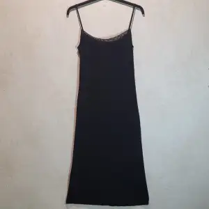 Stilig, svart KOOKAÏ-klänning med meshkant. Faller fint från kroppen. Nyskick, använd vid två tillfällen. 