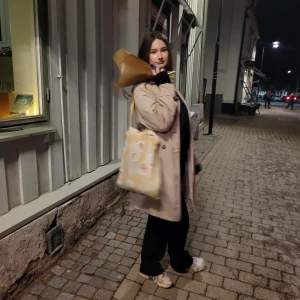 Vintage kappa - Kappa är köpt från en vintage butik värde 700kr. Jag säljer den idag för 400kr på grund av att den inte kommer till någon användning ❤️ kappan är i bra skick nästintill ny. Frakten ingår i priset 🥰