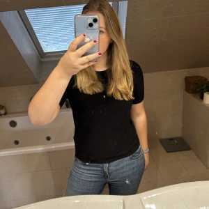 stickad t shirt - Stickad t shirt från zara, använd fåtal gånger. Storlek L men liten i storleken så skulle säga att den mer är som en S eller M