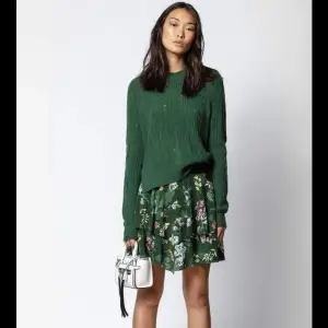Säljer denna gröna Kashmir tröja från Zadig, super bekväm och snygg. Den är för tillfället för liten, och är använd men är i jätte bra skick. Nypris ca 3000kr. Går att förhandla pris 