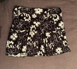 Black Flower Skirt - Jätte fin och skön svart kjol med blommor på, luftig till sommaren och stretchig, pris kan diskuteras 