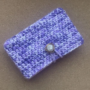 Lila book sleeve  - Vem vill ha en förstörd bok? Inte jag iallafall, med min snygga book sleeve så kan du säkert förvara boken i väskan! Tryck gärna på köp nu❤️