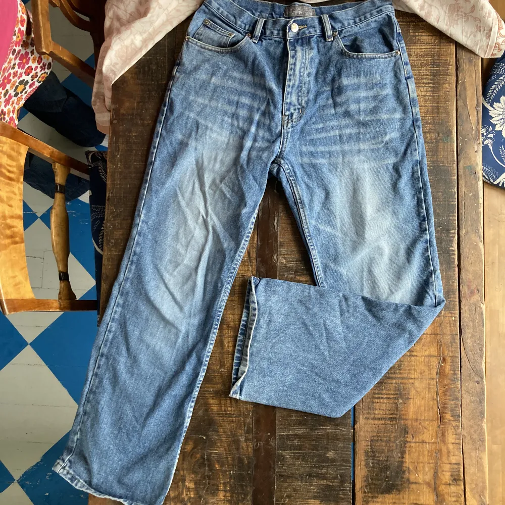 Sköna jeans från Rapidfire som liknar Levi’s 🌟Sitter löst men inte för baggy, passar nog bra på alla! Skicka meddelande om du har en fråga kring storlek osv.💫. Jeans & Byxor.