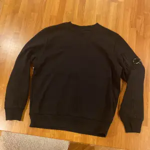 Cp Company Sweatshirt, säljer då den är för liten, Storlek L men sitter som en M, nypris runt 2000