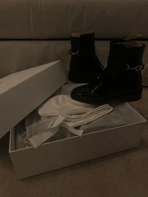 Totemê boots  - Oanvända Totême boots, nypris 9000kr. 