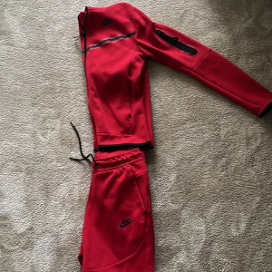Röd Nike tech - Röd Nike tech riktigt bra skick knappt användt.