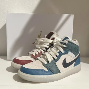 Air jordan 1 mid - knappt använda, box och kvitto finns 🩷